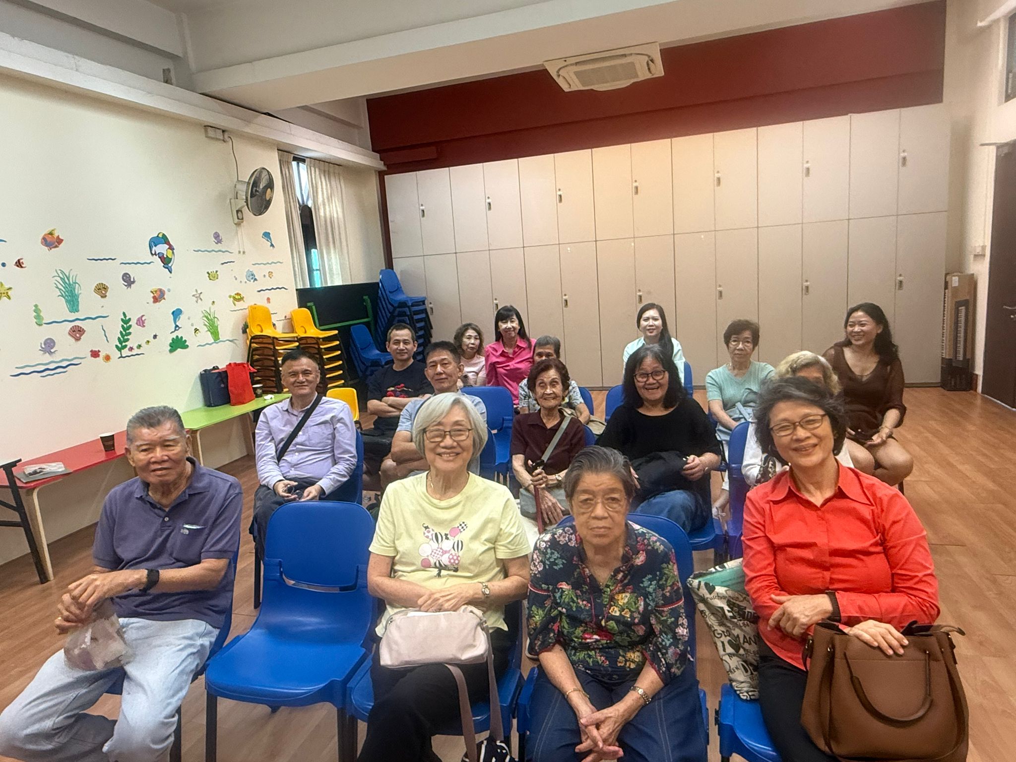 AI Awareness SG 团队和年长参与者在第一次工作坊后合照微笑
